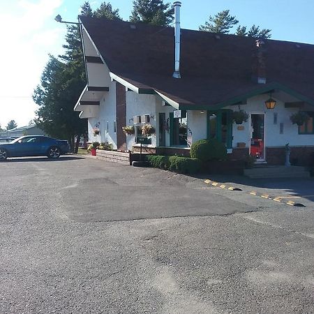 Motel Les Pins Гранби Екстериор снимка