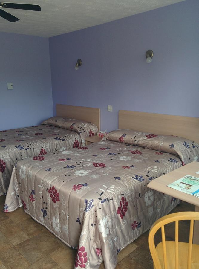 Motel Les Pins Гранби Екстериор снимка