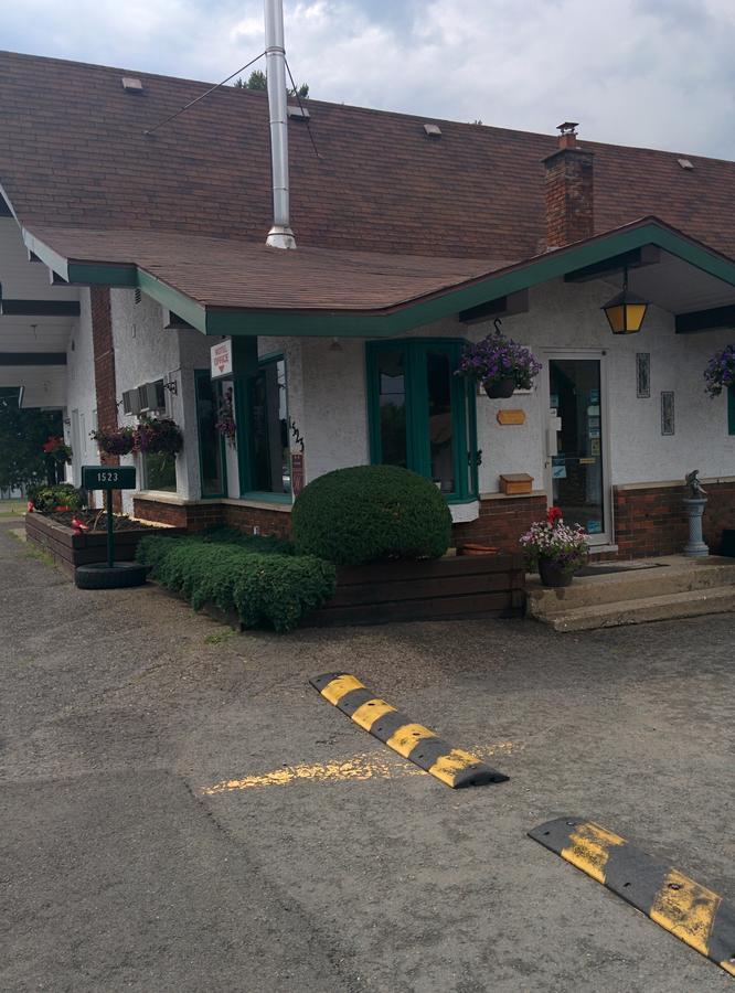 Motel Les Pins Гранби Екстериор снимка