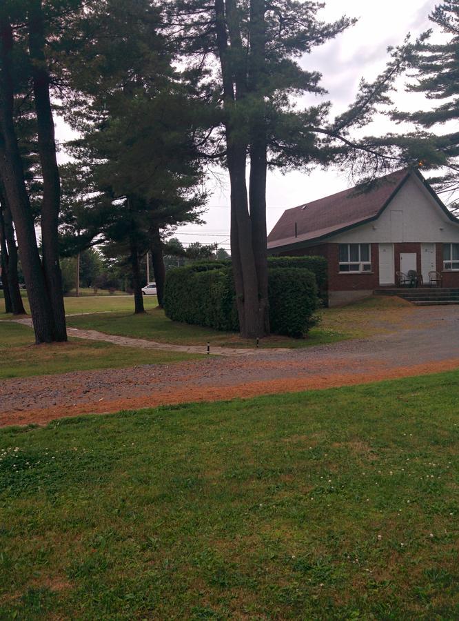 Motel Les Pins Гранби Екстериор снимка