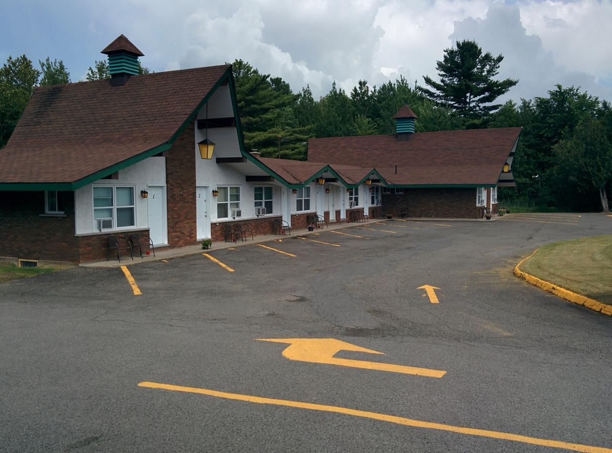Motel Les Pins Гранби Екстериор снимка