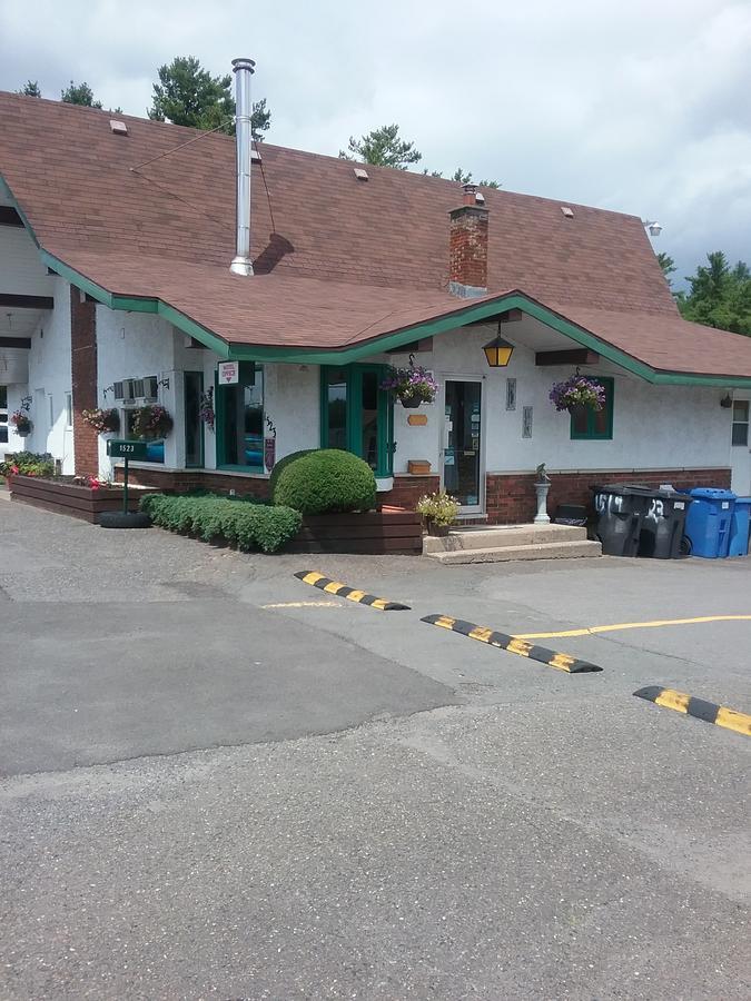 Motel Les Pins Гранби Екстериор снимка