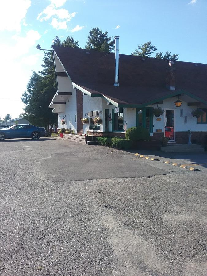 Motel Les Pins Гранби Екстериор снимка